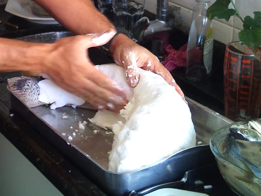 Loup de mer en croûte de sel